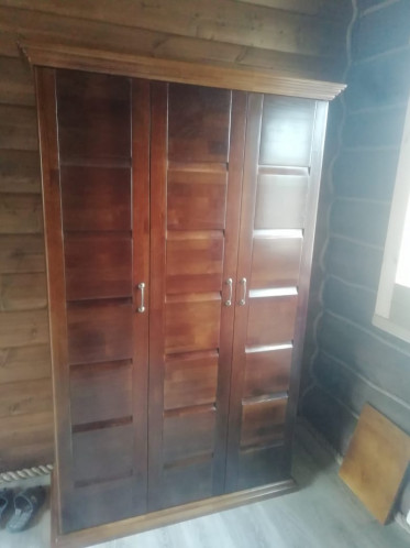 Шкаф трёхстворчатый из натурального дерева Бали, массив сосны, цвет красно-коричневый 2, мебель выполнена по индивидуальному проекту.