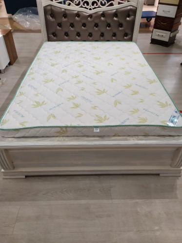 Кровать с мягким изголовьем из натурального дерева Сицилия, массив сосны, цвет белая эмаль с черной патиной. Изделие укомплектовано матрасом с ортопедическим эффектом.